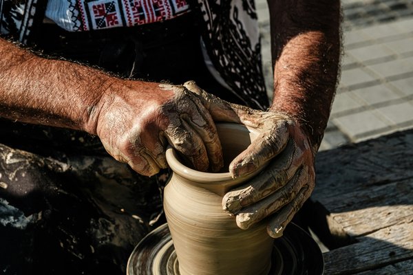 Est-il possible de louer une maison de vacances en Provence avec des cours de poterie et des randonnées dans les montagnes?